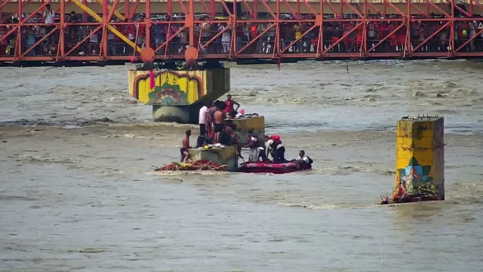 Haridwar: यह सभी गंगा नदी में स्नान करने के लिए उतरे थे।