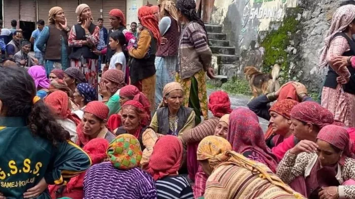 Himachal Cloud Burst: दिनभर अपनों को खोजते रहे लोग, निराश होकर नदी किनारे बैठे।
