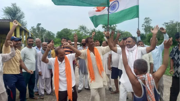 जमीन का मालिकाना हक मिलने के बाद जश्म मनाते पाकिस्तानी विस्थापित