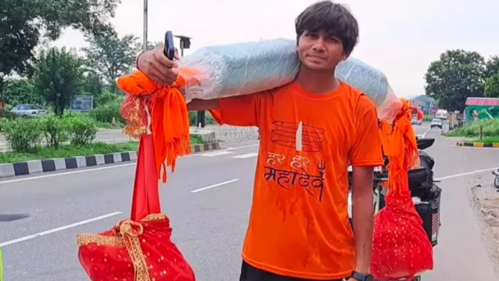 18 लीटर गंगाजल कंधे पर लेकर हरिद्वार से अमरनाथ यात्रा पर पैदल जा रहा सोनू।