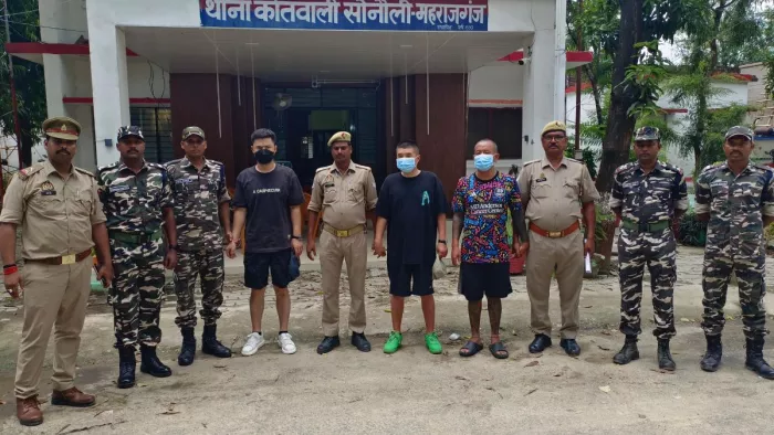 सोनौली कोतवाली में आरोपित चीनी नागरिकों के साथ पुलिस व एसएसबी की संयुक्त टीम। जागरण