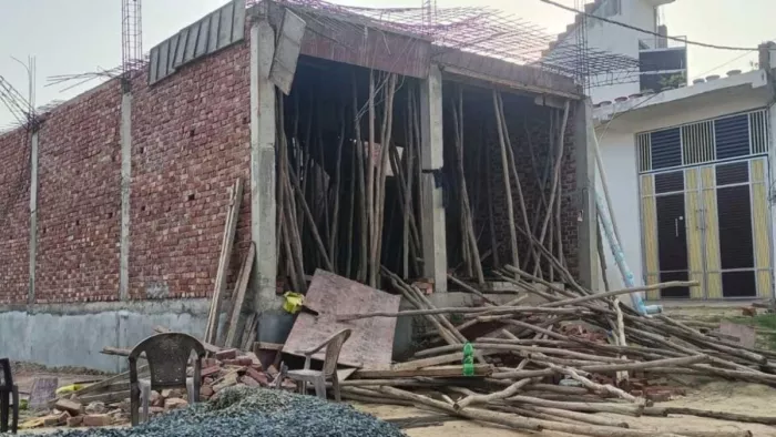 एसडीएम सदर अभिषेक कुमार द्वारा बुलडोजर से गिरवाई गई सटरिंग और बल्लियां। जागरण