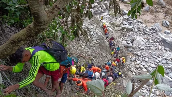 केदारनाथ पैदल मार्ग पर रास्ते ध्वस्त होने से फंसे यात्रियों का रेस्क्यू करते एसडीआरएफ के जवान। सूवि