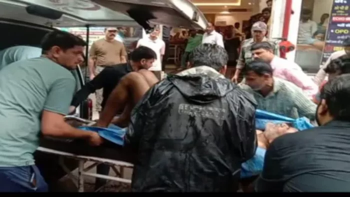 सीपीई के ताकू प्रूफ रेंज में टेस्टिंग के दौरान बम फटने से एक ठेका कर्मी बुरी तरह घायल हो गया।