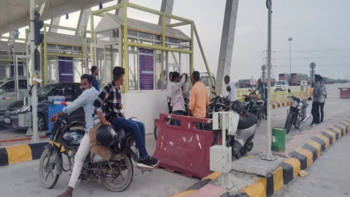 लिंक एक्सप्रेसवे पर पर्ची कटाने के लिए खड़े बाइक सवार। जागरण