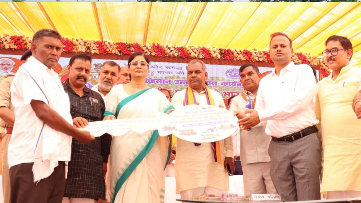 https://www.jagranimages.com/images/newimg/02082025/02_08_2025-anupriya_24001876.jpg