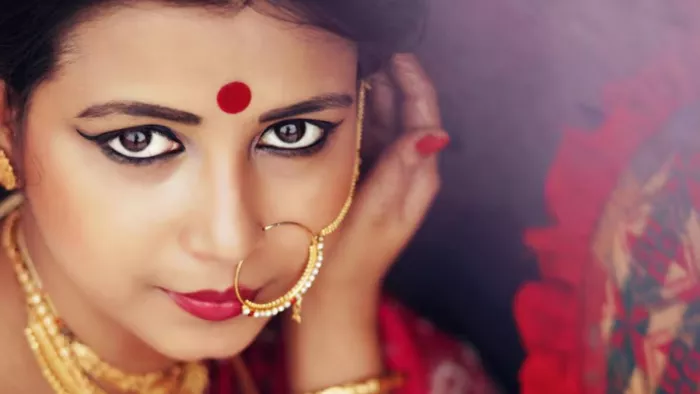चेहरे के हिसाब से कैसी होनी चाहिए बिंदी (Image Credit- Freepik)