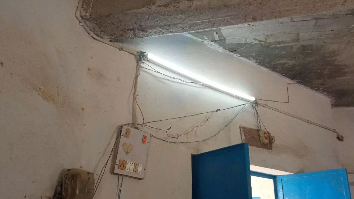 Kitne Surakshit Hain School: बोचहां के प्रावि मधुरापुर जयराम में हादसों की परवाह नहीं, खतरे की घंटी बजा रही बिजली