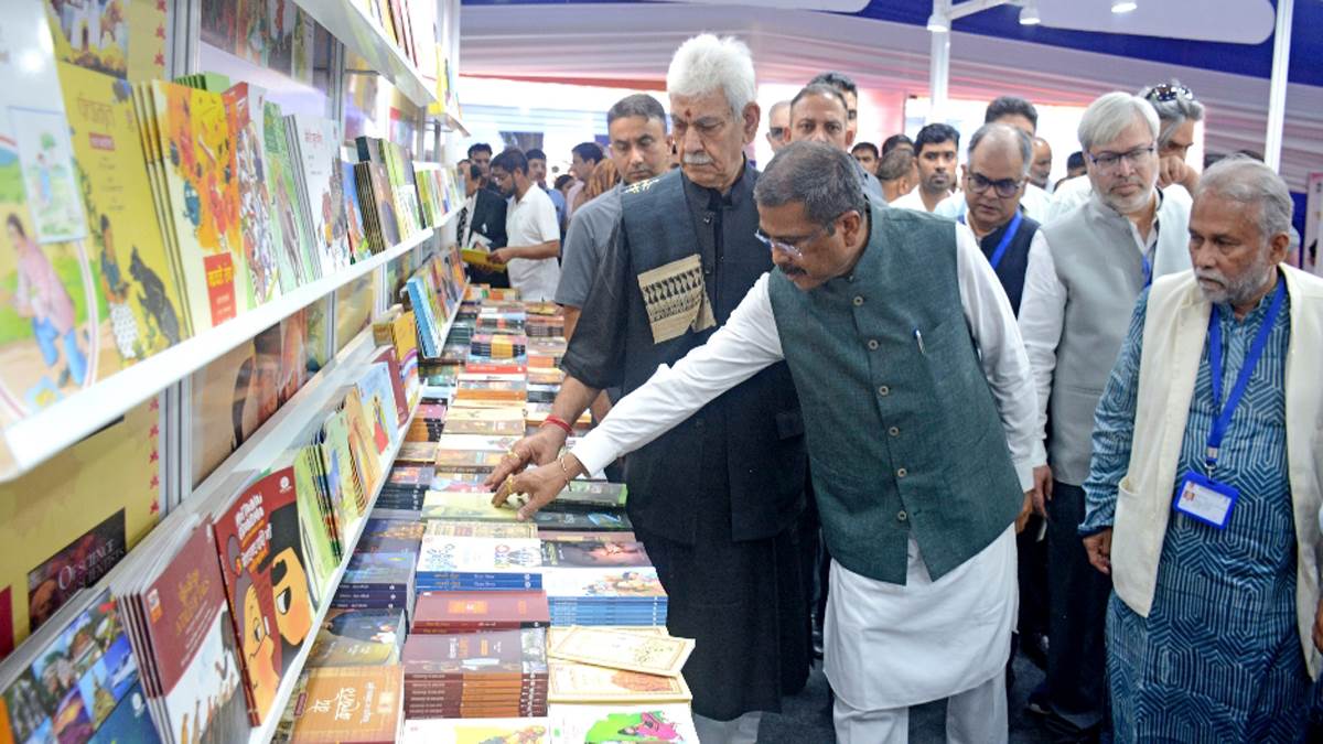 https://www.jagranimages.com/images/newimg/02082025/02_08_2025-chinar_book_festival_24001762.jpg