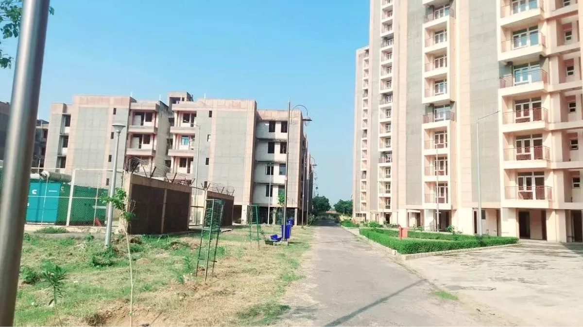 नोएडा की इस सोसायटी में 1500 परिवारों की सुरक्षा से खिलवाड़, मूलभूत सुविधाओं का अभाव