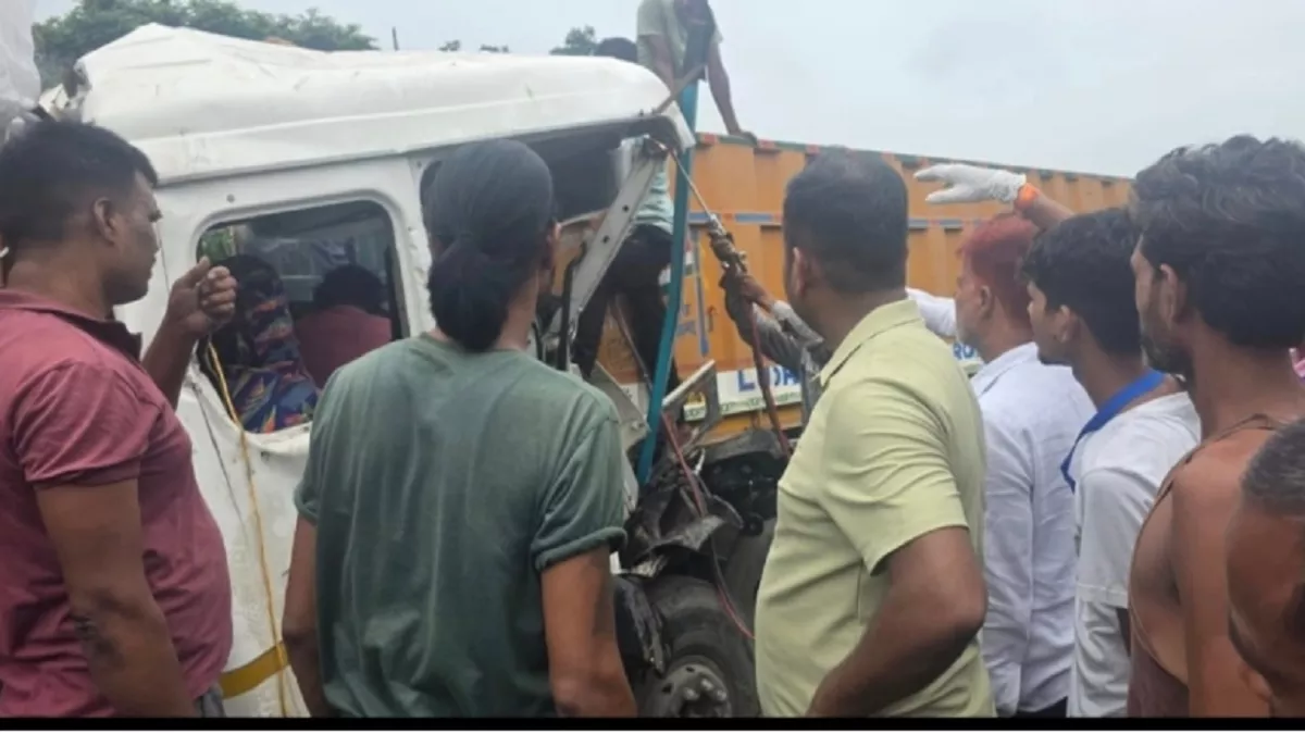 हजारीबाग दनुआ घाटी में भीषण हादसा, चालक घंटों केबिन में फंसा रहा