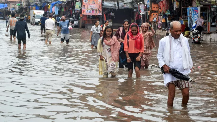 मानसून के कारण पहाड़ी राज्यों के साथ ही मैदानी इलाकों में आम जनजीवन प्रभावित है (फोटो- एएनआई)