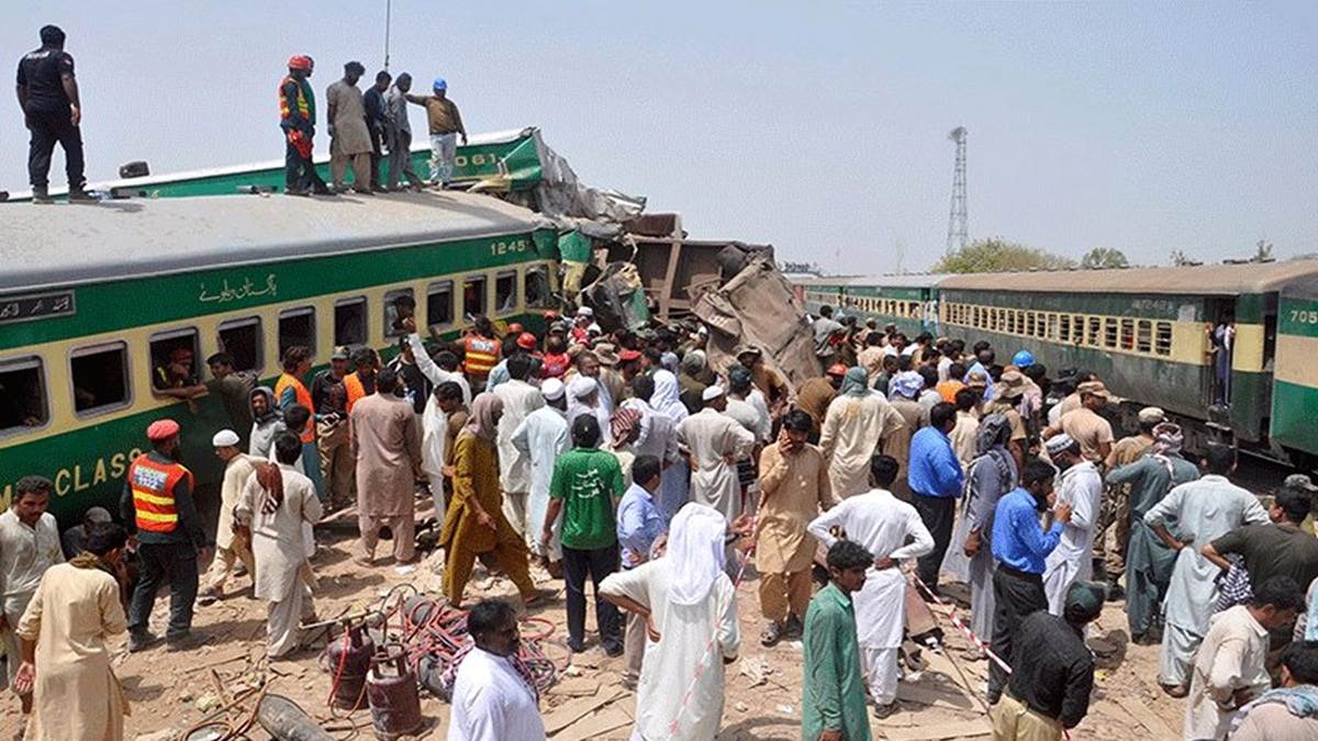several coaches of a passenger train derailed in pakistan 30 injured