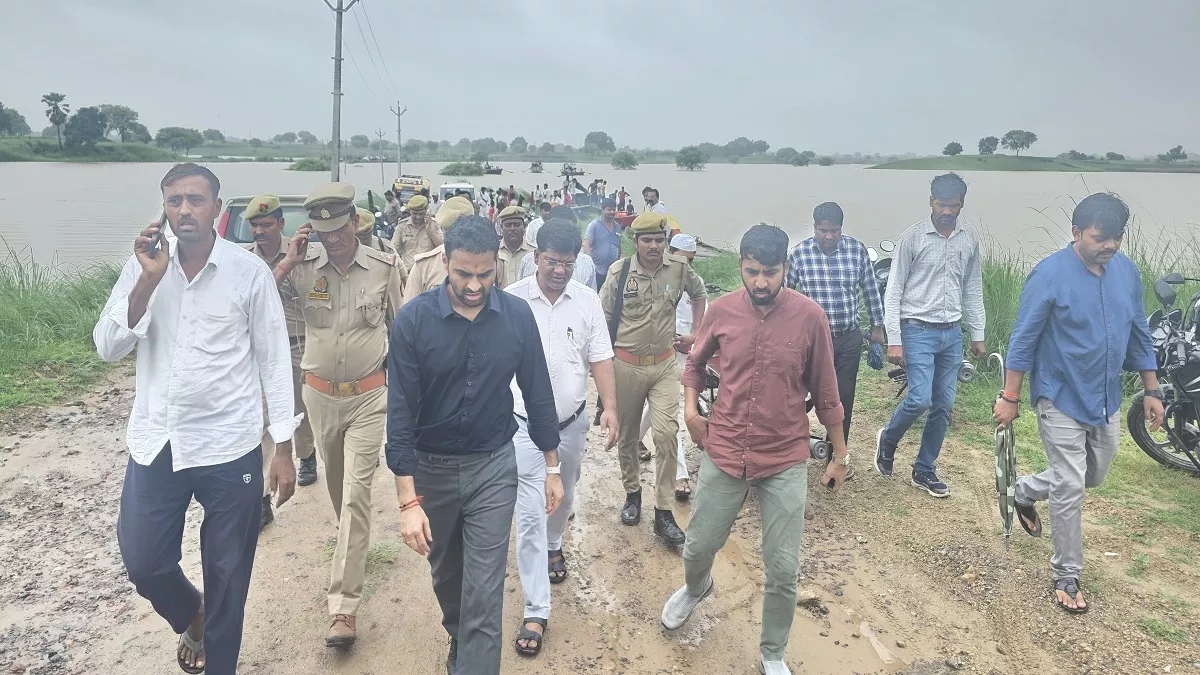 Kaushambi Flood Alert : यमुना के बाढ़ में डूबे कई गांव, फसलें जलमग्न, डीएम ने लिया जायजा, राहत चौकसी बढ़ाने के निर्देश