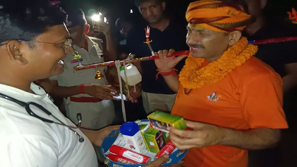 Manoj Tiwari MP: सिर पर पगड़ी, कंधे पर कांवर, हाथ में सनातनी ध्वज... बाबा बैद्यनाथ की आराधना में यूं लीन हुए मनोज तिवारी
