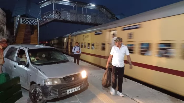 मेरठ में कैंट स्टेशन पर नशे में धुत सेना के जवान ने रेलवे प्लेटफार्म पर दौड़ाई कार। जागरण