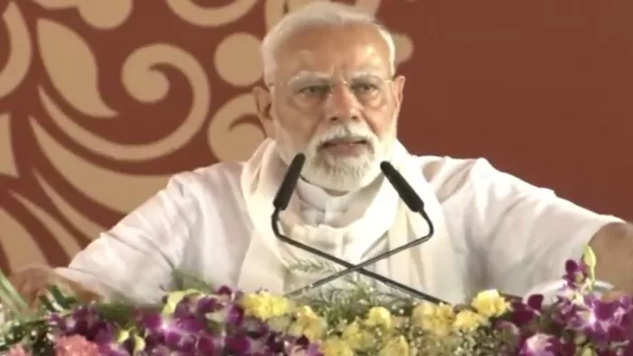 वाराणसी पहुंचे प्रधानमंत्री नरेन्द्र मोदी अपनी काशी को अरबों की सौगात दी।