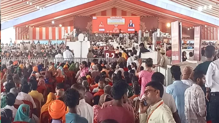 वाराणसी में पीएम नरेन्द्र मोदी की सभा में कई तरह के नजारे दिखे।