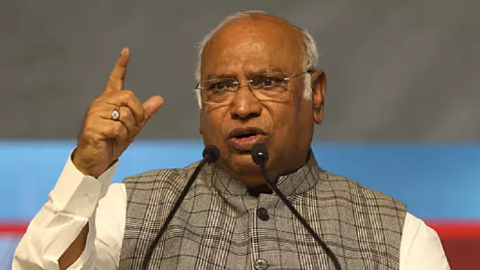 बिहार में वंचितों के छीने जा रहे वोट, चुनाव आयोग बना पीएम मोदी की कठपुतली: खरगे