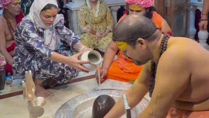 दक्षिण काली मंदिर में पायल मलिक ने पूजा-पाठ, सेवा कर किया प्रायश्चित।