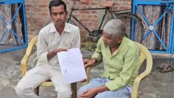 अपने पिता के साथ बैठकर नोटिस दिखाते रामबाबू। जागरण