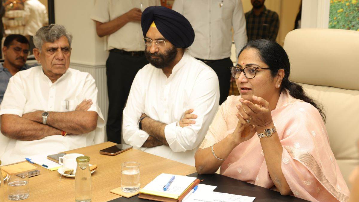 ncr delhi monsoon session cm rekha gupta meets bjp mlas focus on key issues