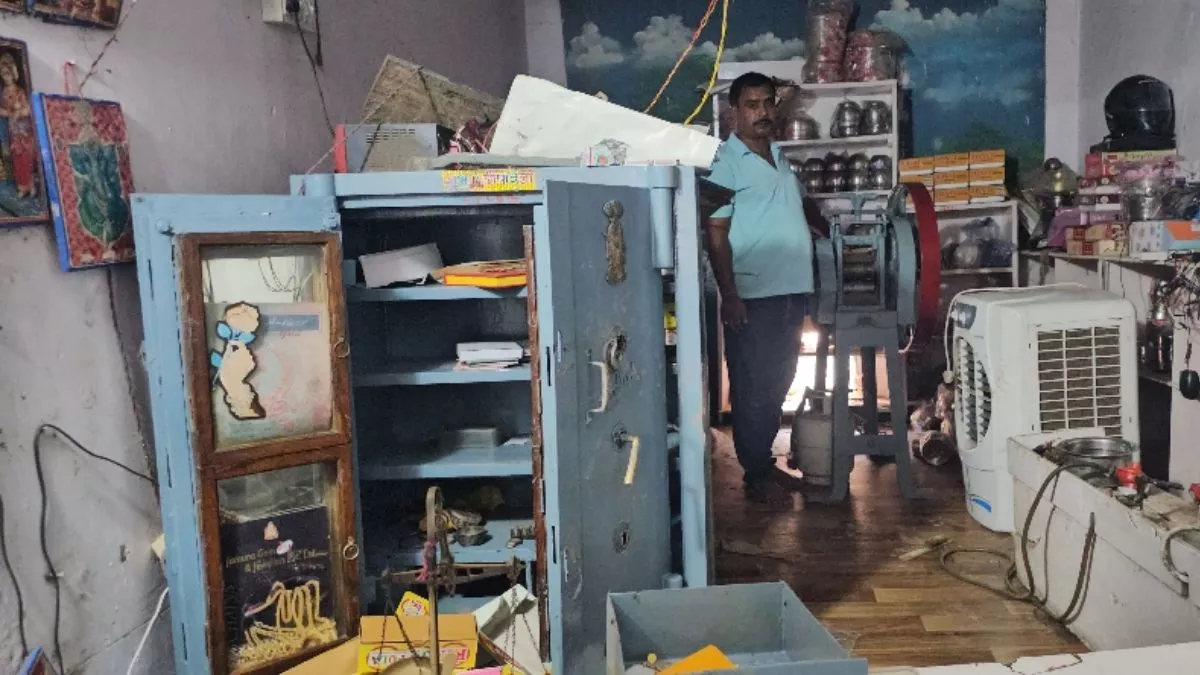 Banka Crime: दुकान की दीवार काटकर 25 लाख की चोरी, CCTV का DVR भी उड़ा ले गए चोर