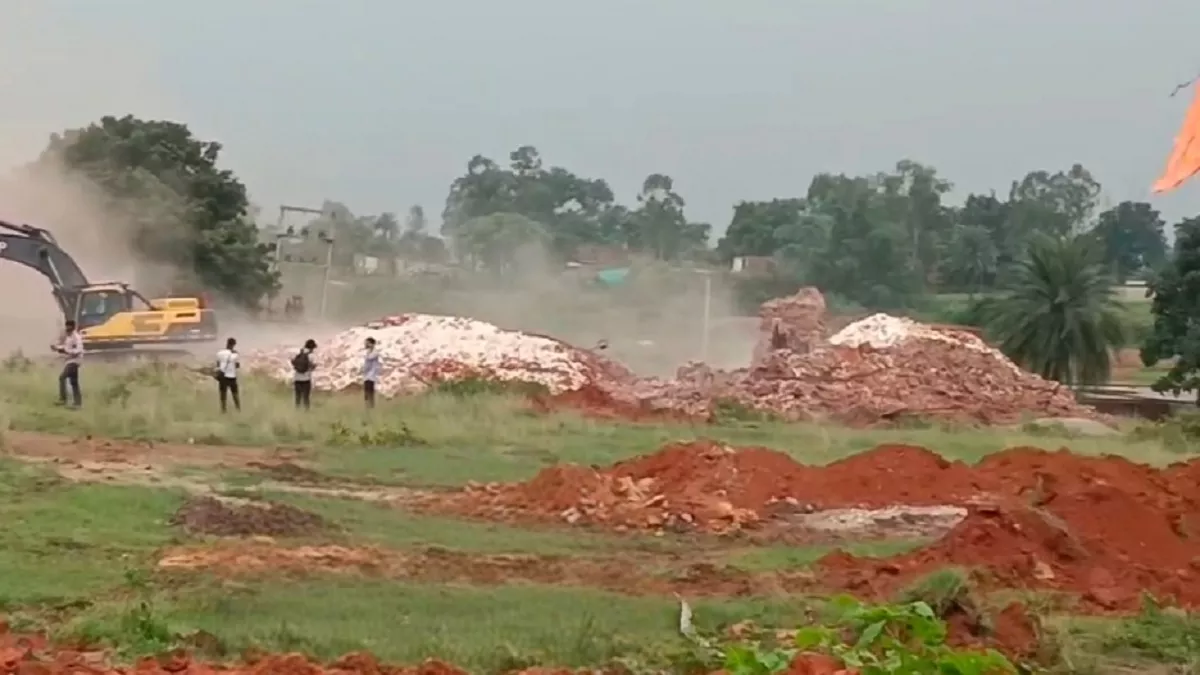 Jharkhand Politics: पूर्व मंत्री योगेंद्र साव को बड़ा झटका,उनकी फैक्ट्री को एनटीपीसी ने किया ध्वस्त,साव ने दो अधिकारियों को बनाया बंधक