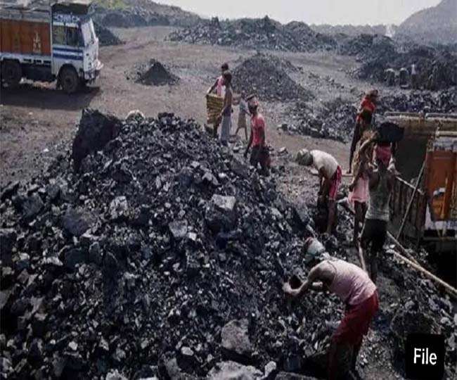 Police raids illegal coal depot in Govindpur of Dhanbad in Jharkhand - धनबाद में कोयले का काला धंधा उफान पर, आई वाश के लिए हो रही छापेमारी