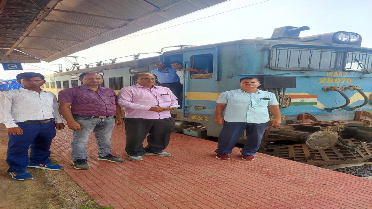 दुमका-भागलपुर रेलमार्ग पर 112 किलोमीटर रेलवे की लूप लाइन का मालगाड़ी से किया गया स्पीड ट्रायल