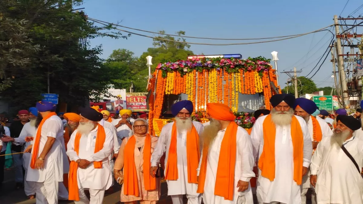 Baba Guru Nanaks Royal wedding procession came out with reverence and pomp  Punjab News - पंज प्यारों की अगुवाई में श्रद्धा व धूमधाम से निकली बाबा नानक  की बारात, संगतों ने किया