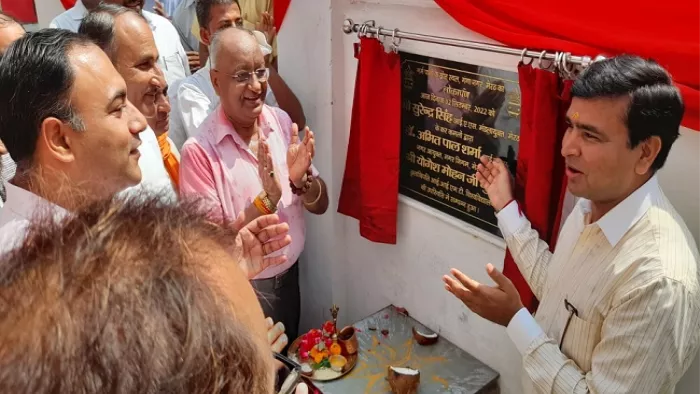मंडलायुक्त ने बटन दबाकर गर्म पानी की धारा को चालू किया।