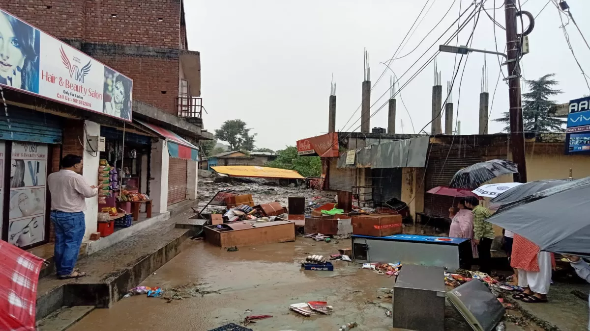 Video : धर्मशाला के खनियारा में बादल फटा, लोगों के घरों में घुसा मलबा, इंद्रुनाग मंदिर का मुख्‍यद्वार भी गिरा