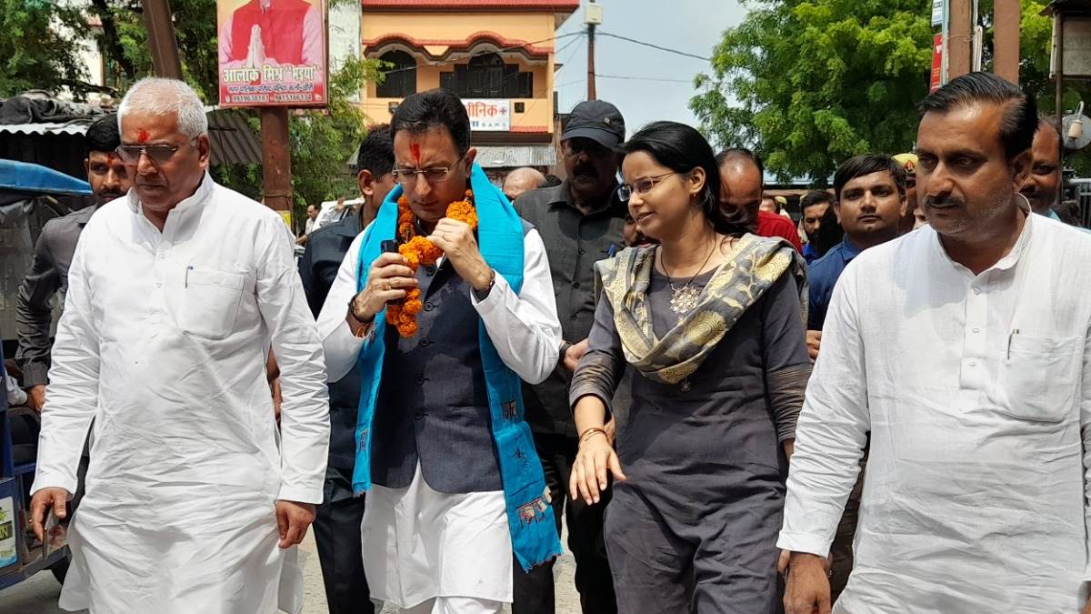 लखीमपुर में चंदनचौकी के धुसकिया गांव मे चौपाल में समस्याएं सुनते प्रभारी मंत्री जितिन प्रसाद