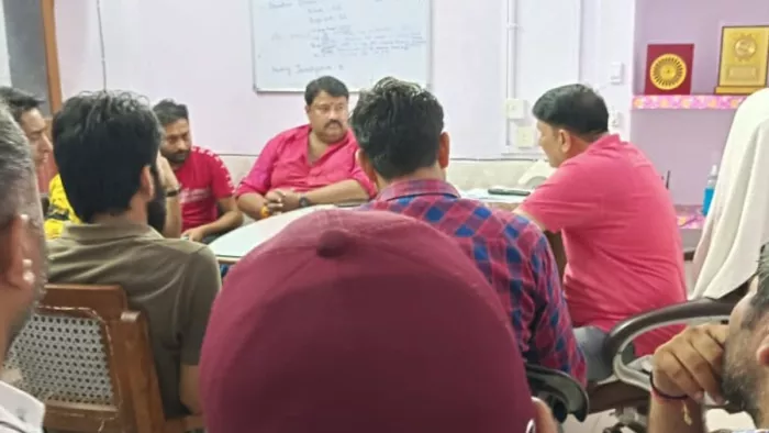Agra News: -बजरंग दल पदाधिकारी को पुलिस ने बदमाशों के अंदाज में उठाया