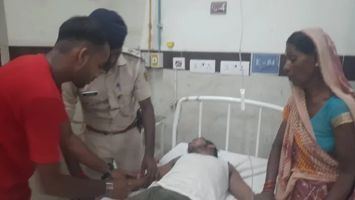 जीएमसीएच में भर्ती युवक का उपचार करते स्वास्थ्य कर्मी। जागरण