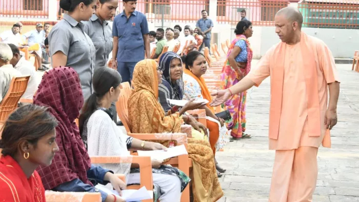 जनता दर्शन में लोगों की समस्याएं सुनते सीएम योगी आदित्यनाथ। सौ. मंदिर प्रशासन