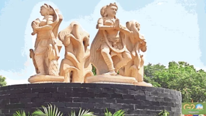 टेक्निकल एरिया के सामने लगाई गई यक्षिणी की मूर्तियां