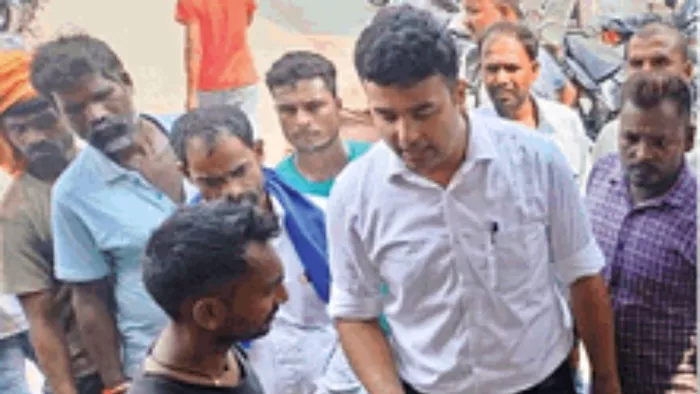 सामुदायिक स्वास्थ्य केंद्र पर स्वजन से बात करते एसडीएम कुंवर सचिन सिंह। -जागरण