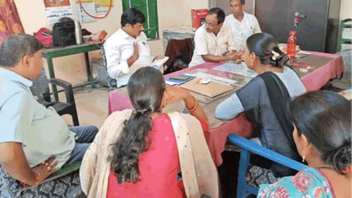 सरदारनगर ब्लाक के प्राथमिक विद्यालय लक्ष्मणपुर में विवाद के बाद दोनों पक्षों से बात करते नायब तहसीलदार संजय सिंह। -जागरण