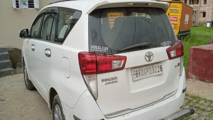 रुन्नीसैदपुर टोल प्लाजा के समीप चेकिंग के दौरान पकड़ी गई कार। इसी में तीन लोग रुपये लेकर बैठे थे। जागरण