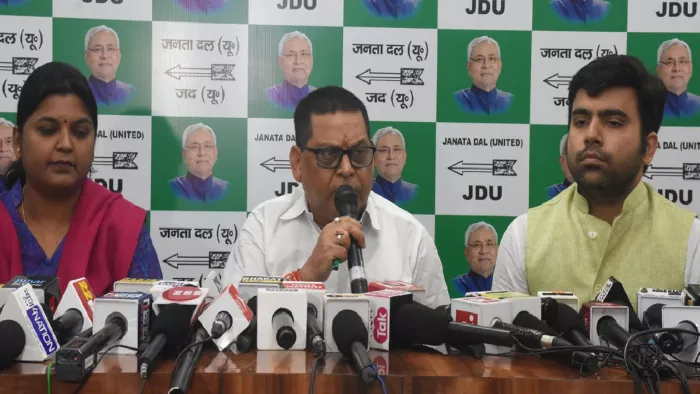 प्रदेश जदयू कार्यालय में प्रेस वार्ता में पत्रकारों को सम्बोधित करते प्रदेश के मुख्य प्रवक्ता नीरज कुमार। जागरण