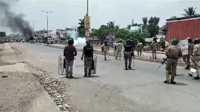 जालना में शनिवार को मराठा आरक्षण की मांग को लेकर विरोध प्रदर्शन के दौरान सुरक्षा में तैनात पुलिसकर्मी। (फोटो- एएनआई)
