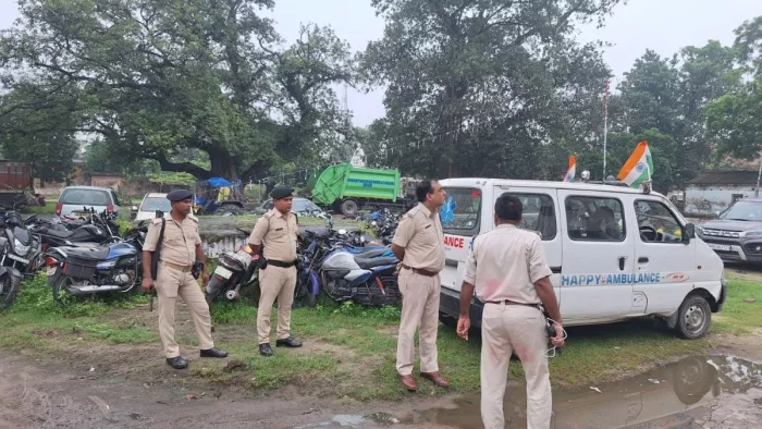 महिला का शव फेंककर भाग रहे ससुरालवालों को ग्रामीणों ने पीटा, फिर किया पुलिस के हवाले