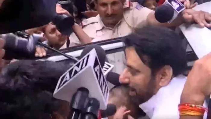 आप नेता को घर से लेकर निकली ईडी की टीम। फोटो- ANI