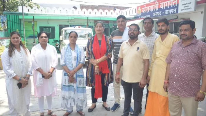 Baghpat News: बागपत में हिन्दू संगठनों ने धरना प्रदर्शन कर गिरफ्तारी की मांग की।