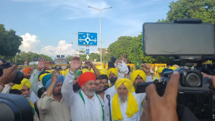 Chandigarh News: पटका चौक पहुंचे राकेश टिकैत, किसानों को किया संबोधित।