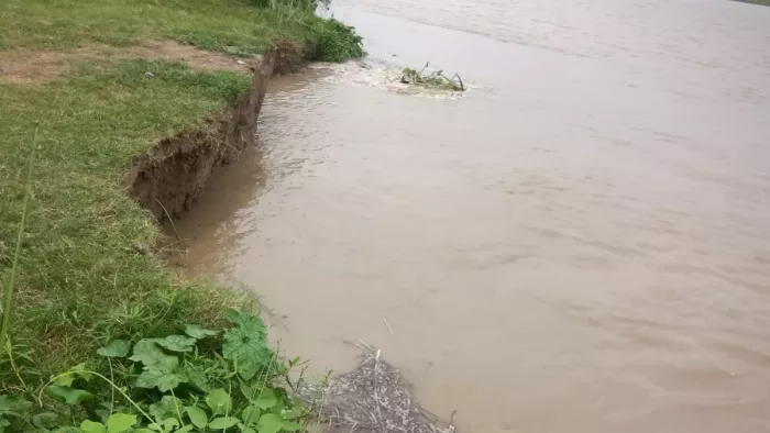 सरयू का जलस्तर बढ़ने से कई गांवों में पानी घुसने का खतरा है।