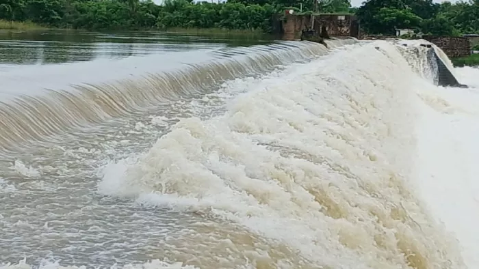 मूसाखाड़ और चंद्रप्रभा बांध से छोड़ा गया पानी, नदियों के जलस्तर में वृद्धि।