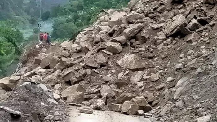 लगातार बारिश से बाज़ारों में सन्नाटा पसरा है और लोग घरों में चिंतित हैं।